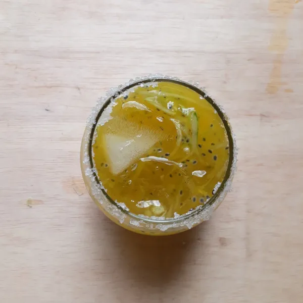 Beri sirup jeruk, air dan es batu aduk rata sajikan.