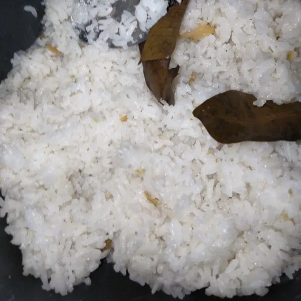 Nasi liwet siap disajikan dengan aneka lauk.