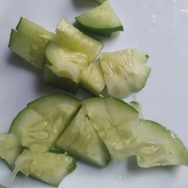 Potong - potong timun.