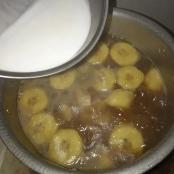 Tambahkan santan, aduk sebentar. Angkat