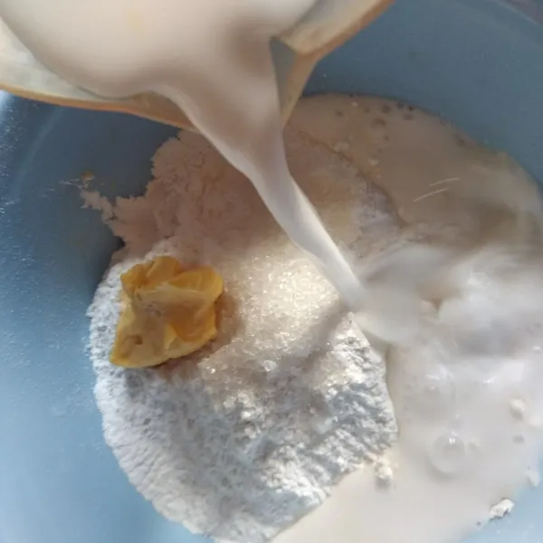 Dalam mangkok campur tepung terigu, tepung beras, gula pasir, santan margarin, garam dan pasta pandan. Aduk rata.