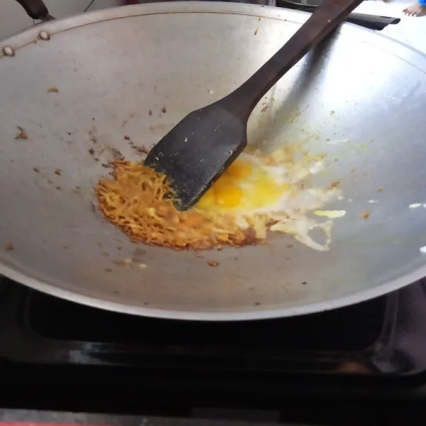 Tambahkan telur puyuh, orak arik hingga matang.