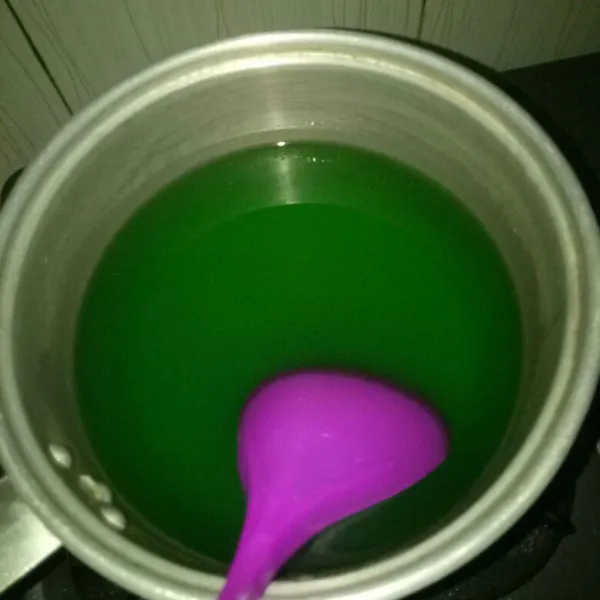 Masak bahan agar hijau yang terdiri dari bubuk agar,air dan gula pasir. Masak sampai mendidih lalu tuang ke dalam wadah dan dinginkan biarkan mengeras. Lalu parut menggunakan parutan keju.