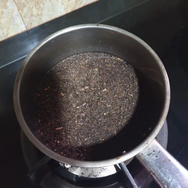 Campurkan thai tea dan air rebus hingga mendidih.