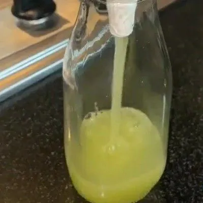 Masukkan melon sirup yang tadi sudah dibuat dan direbus kedalam botol. Dan tambahkan potongan melon