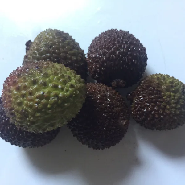 Kupas buah leci atau bisa pakai buah leci yang sudah dikalengkan.