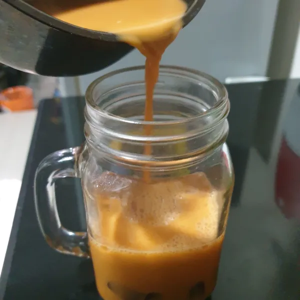Masukkan jelly lalu tuang thai tea.