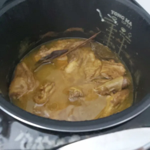 Setelah 1 jam, masukkan santan instan, rebus lagi selama 1 jam / air susut. Setelah matang, tiriskan bebek dan jangan buang air kaldunya.