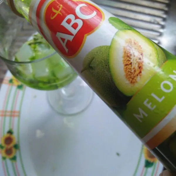 Tambahkan sirup melon.