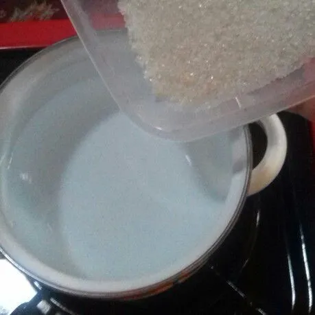 Buat simple syrup, rebus air dan gula hingga gula larut dan mendidih. Matikan api, dinginkan.