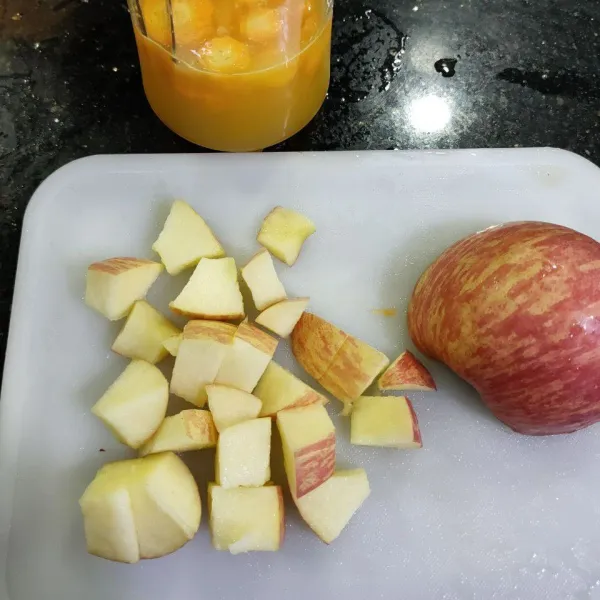 Potong apel kecil-kecil, lalu masukan ke dalam blender.