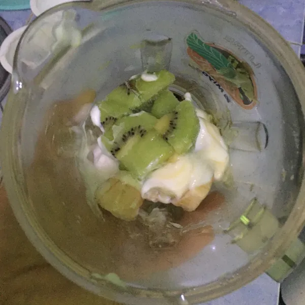 Masukkan semua bahan ke dalam blender. Haluskan.