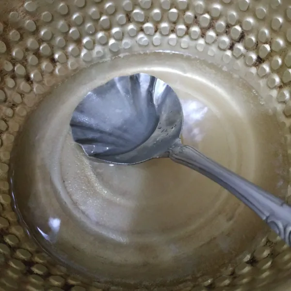 Membuat simpel syrup: masukkan 250 ml air dan gula pasir. Masak gula sampai larut, dinginkan gula.