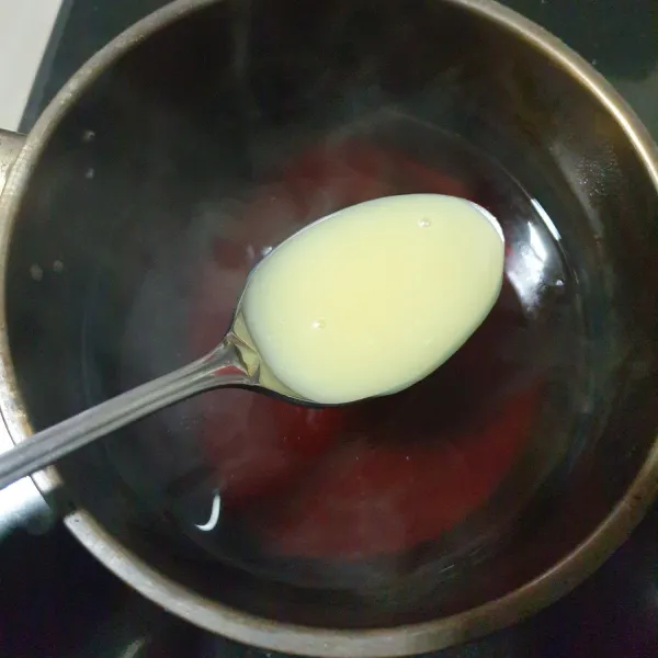 Lalu masukkan kental manis aduk sampai rata.