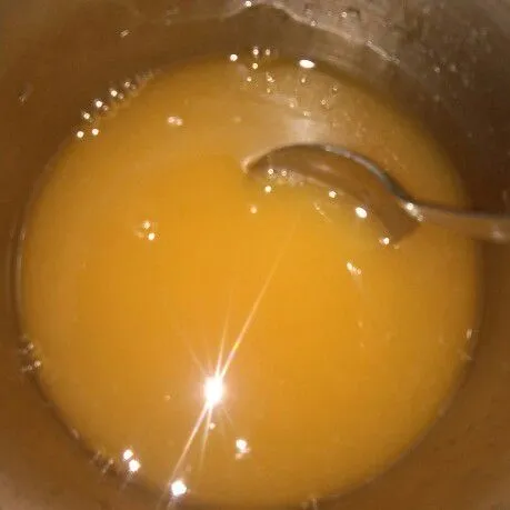 Beri gula aduk perasan jeruk sampai larut beri air aduk kembali.