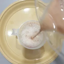 Tarik teh dengan menggunakan 2 buah gelas takar untuk menghasilkan foam yang Yang banyak(buat beberapa kali tarikan). sajikan Panas Atau bisa di tambahkan dengan Es batu. Yummy! 😍