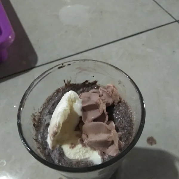 Siapkan gelas saji, lalu tuangkan minuman ke dalam, dan beri toping es krim. Siap disajikan.