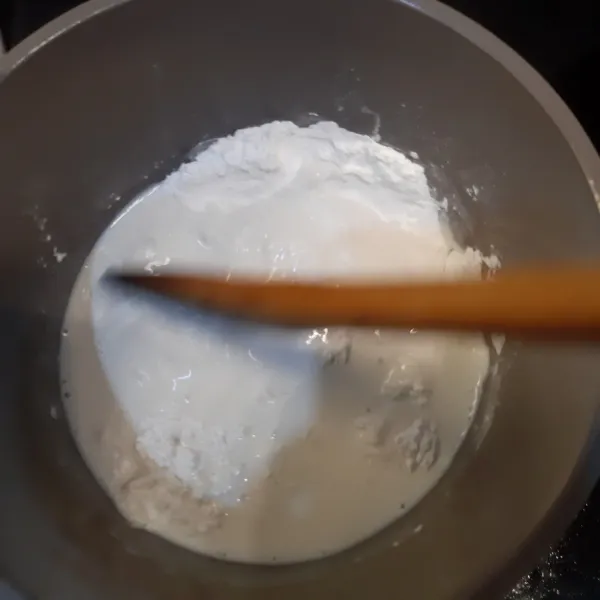 Aduk tepung beras sampai tidak menggerindil.