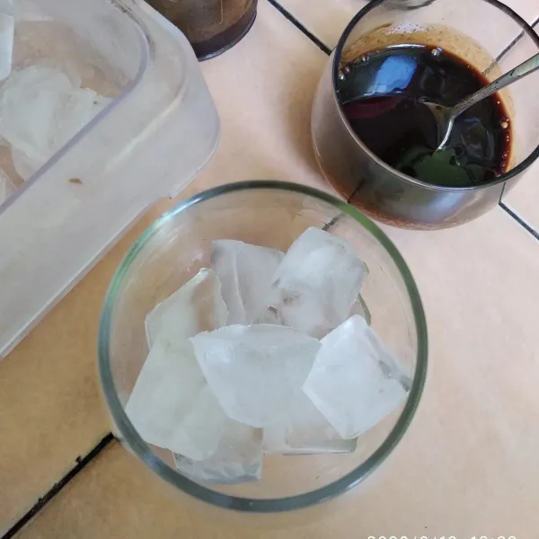 Dalam gelas saji tata es batu secukupnya.