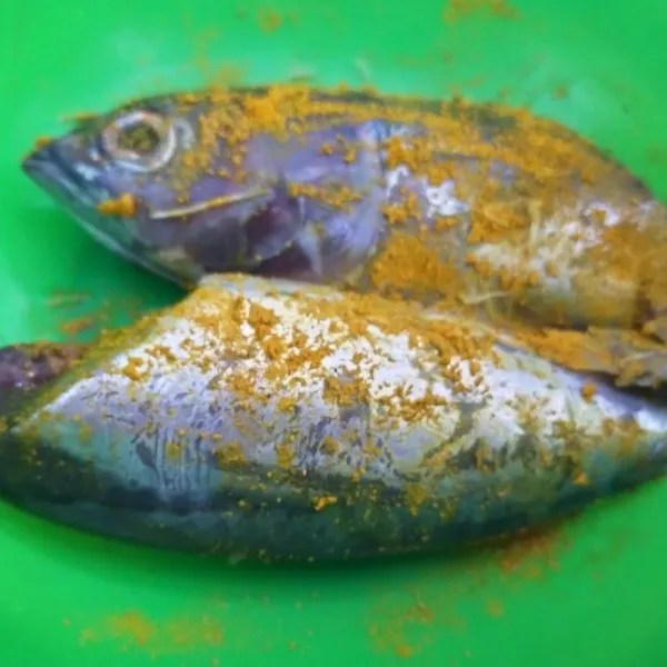 Siapkan ikan tongkol bumbui dengan perasan jeruk nipis, garam dan kunyit bubuk.