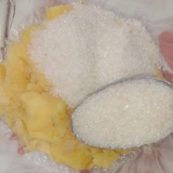 Masukkan 4 sdm gula.