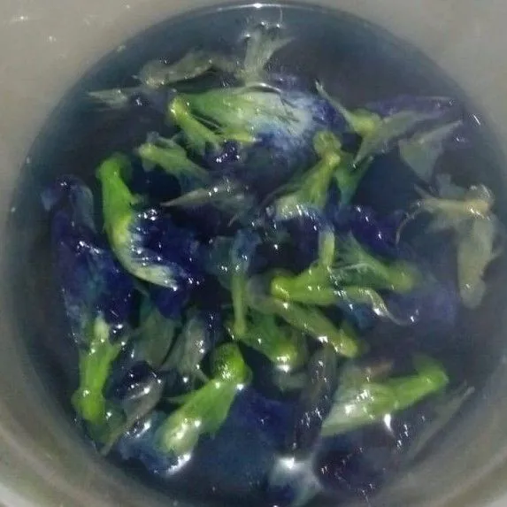 Rebus 500 ml air hingga mendidih, masukkan bunga telang kering, diamkan hingga dingin dah air menjadi biru.