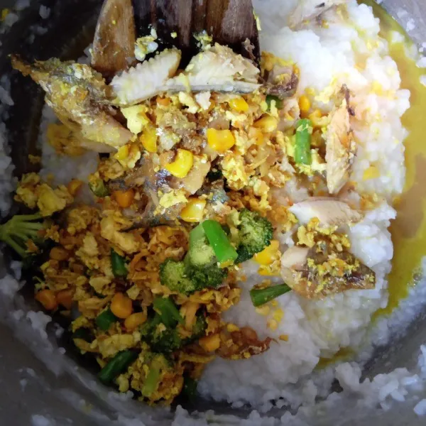 Siapkan bubur kental, lalu masukkan hasil masakan tadi, blender hingga halus (usia dibawah 9 bulan, lanjutkan dengan menyaring bubur dengan saringat kawat), simpan dalam food container, simpan dlm freezer setelah suhu ruang.