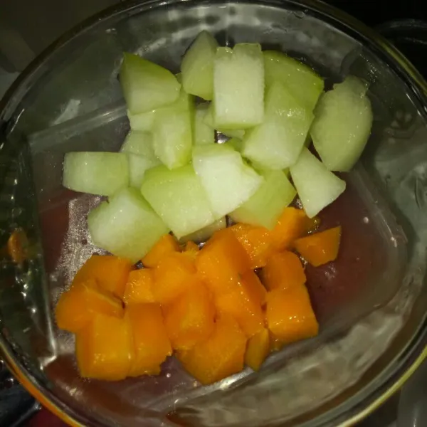 Kupas buah melon dan mangga lalu potong sesuai selera.