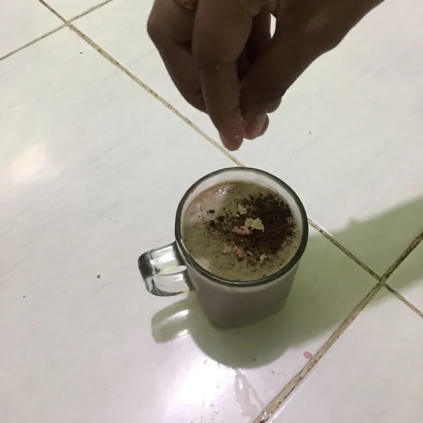 Beri taburan wafer strawberry. Sajikan