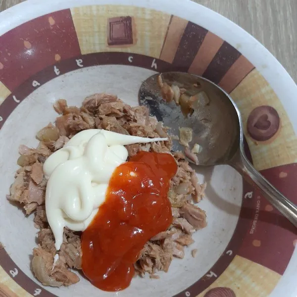 Ambil secukupnya pada wadah, tambahkan mayonaise dan saus sambal sesuai selera.