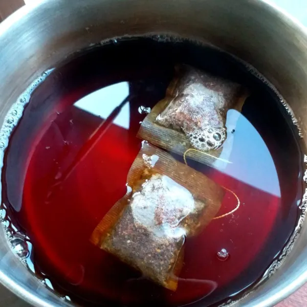 Rebus air bersama teh hingga pekat.