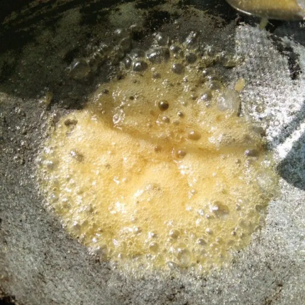 Buat saus gula , dalam wajan campurkan gula pasir, air dan minyak goreng, masak dengan api sedang hingga berkaramel, matikan kompor.