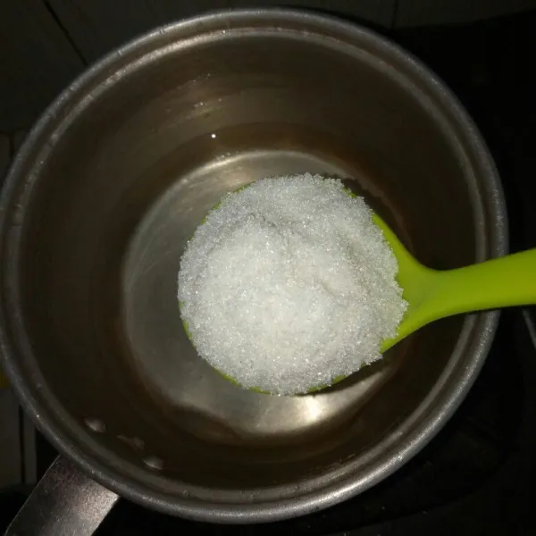Masak air dan gula pasir sampai mendidih.Pastikan gula larut,angkat dan dinginkan.