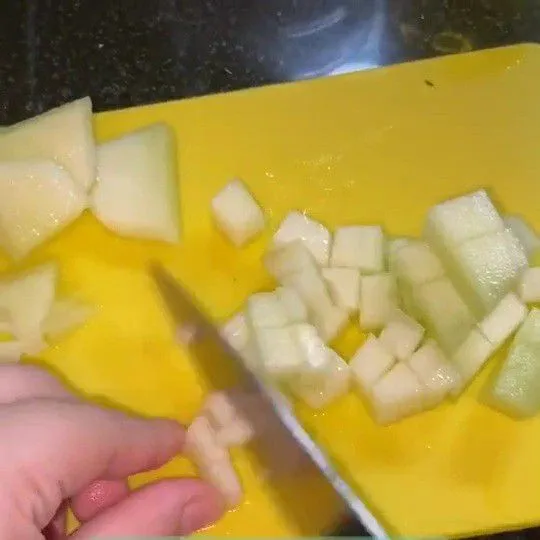 Potong-potong kecil 50 gr melon.