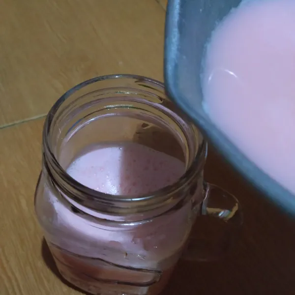 Setelah dingin, tuang ke gelas saji, beri es batu, sajikan.