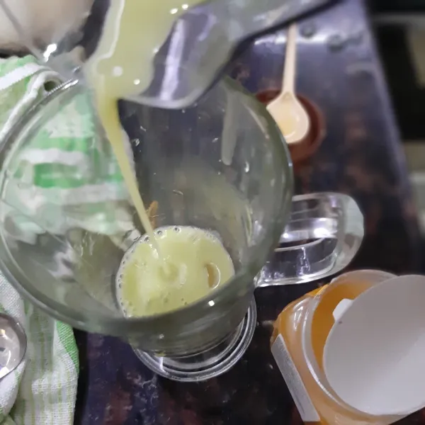 Tuang kedondong ke dalam gelas dan sajikan