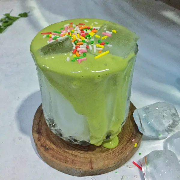 Tambahkan green tea yang sudah dimixer tadi dan beri topping meses warna-warni, sajikan.