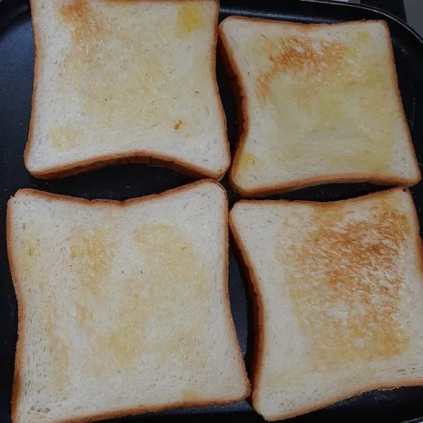 Panggang roti dengan margarin, hingga kecoklatan.