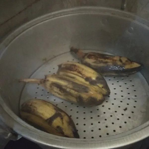 Kukus pisang hingga matang. kupas lalu potong-potong.