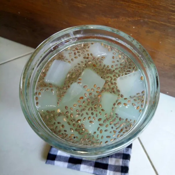Bagian atas beri air gula lagi dan biji selasih.Es air mata pengantin siap di nikmati.