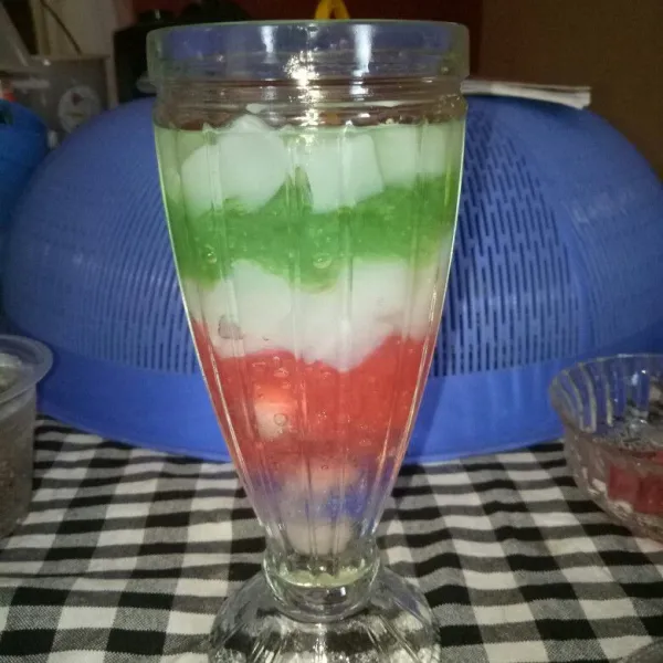 Siapkan gelas saji,susun secara bergantian : bagian bawah es batu dan air gula,lalu agar merah,nata de coco,agar hijau,nata de coco.