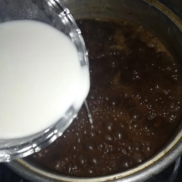Larutkan tapioka  bersama air 5 sendok makan kemudian masukkan sesikit demi sedikit ke dalam panci dan aduk hingga kacang mengental.