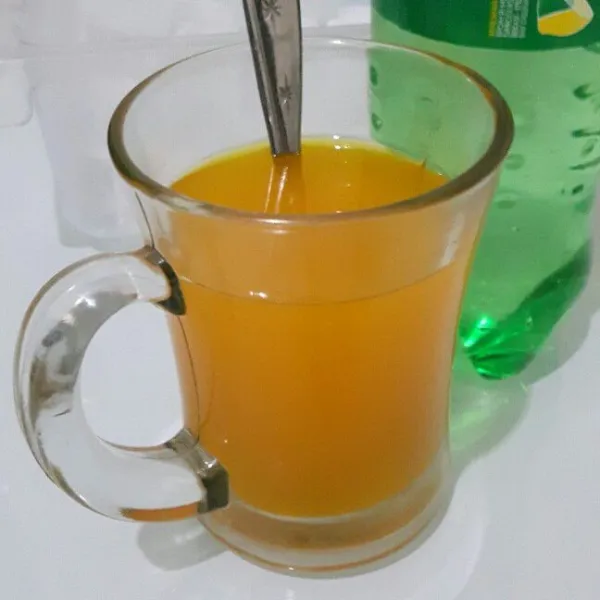 Aduk rata 1 sachet nutrisari jeju orange dan 150 ml air.