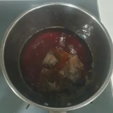 Rebus air dengan teh sampai berwarna pekat.