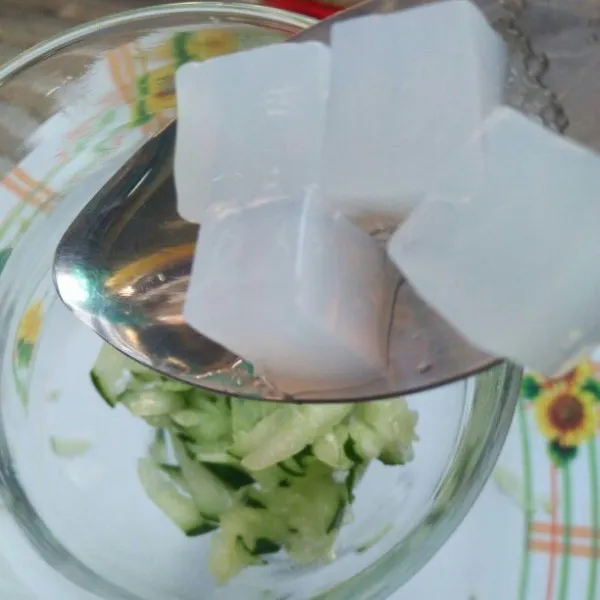 Masukkan kedalam gelas timun parut dan natadecoco.