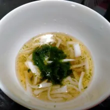 Lalu masukkan air perasan jeruk orange dan cincau segar.