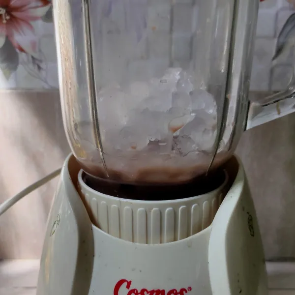 Masukkan larutan Milo, gula pasir dan es batu kedalam Blender, proses hingga tercampur merata.