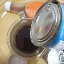 Tuangkan susu evaporasi kedalam air teh.