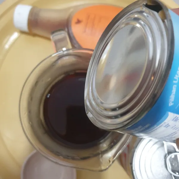 Tuangkan susu evaporasi kedalam air teh.