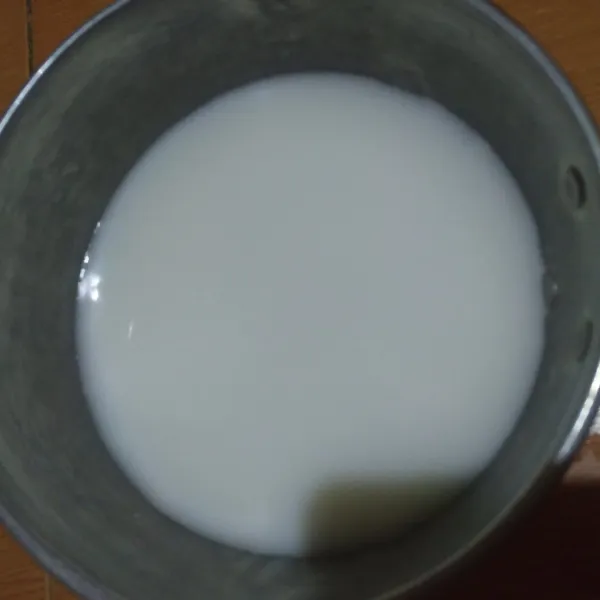 Campur rata air dan kental manis.